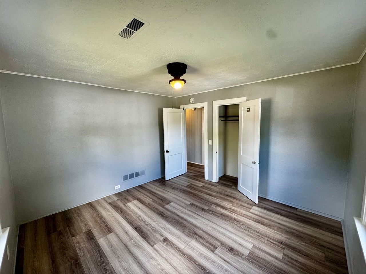 2407 48th St - Photo 6 of 15