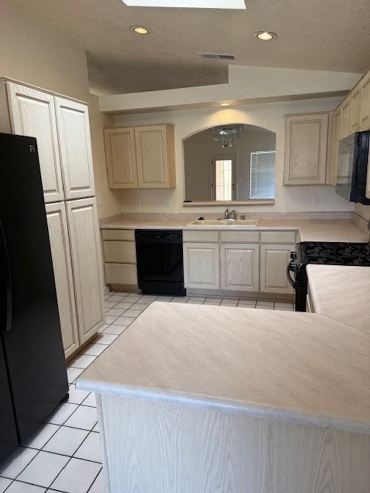 1105 Tony Sanchez Dr Se - Photo 4 of 16