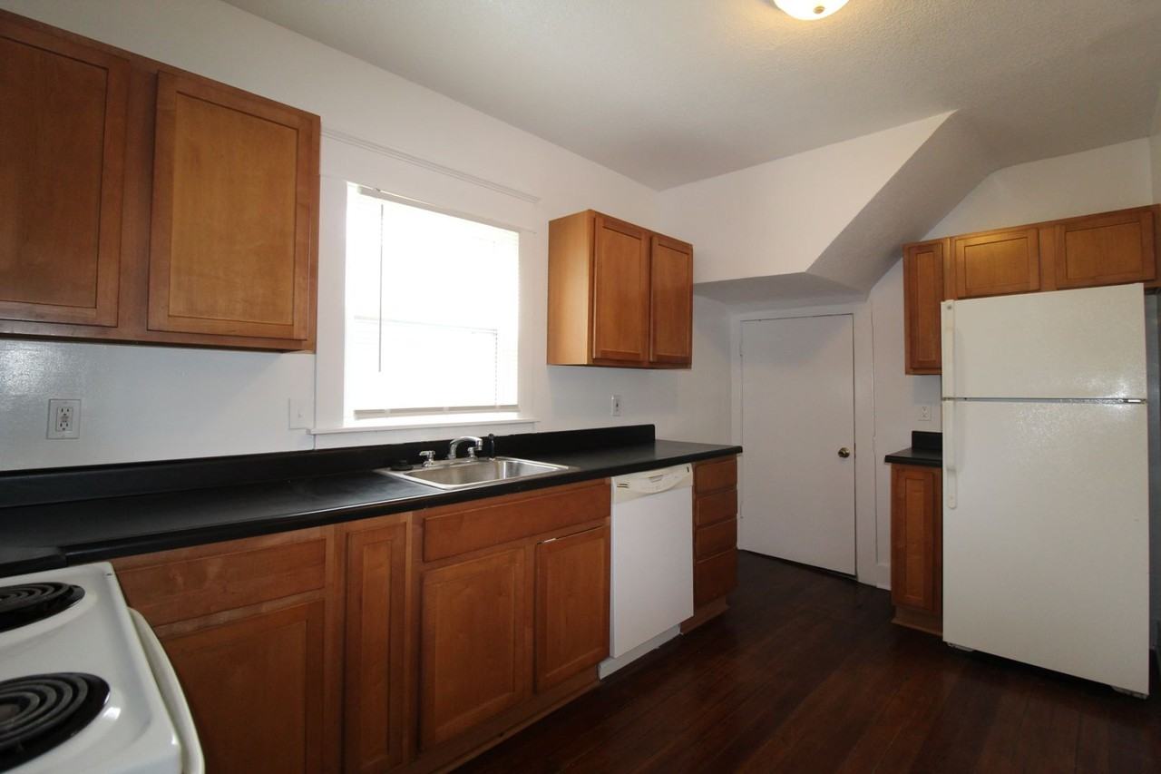 3728 Springfield St - Photo 7 of 12