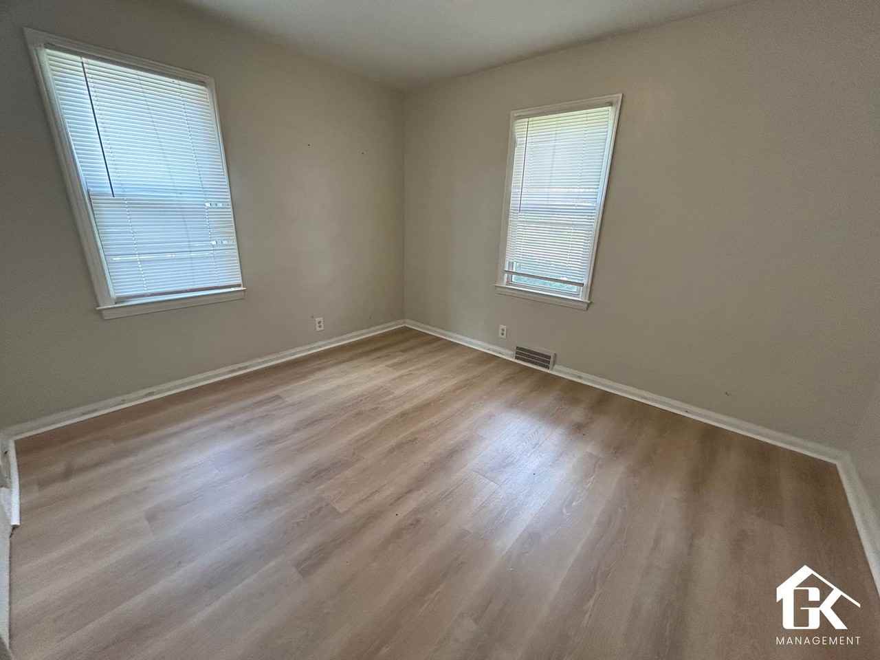 5915 Farmbrook St - Photo 7 of 21