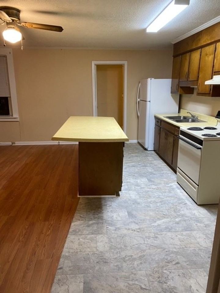 220 E Main St - Photo 5 of 9