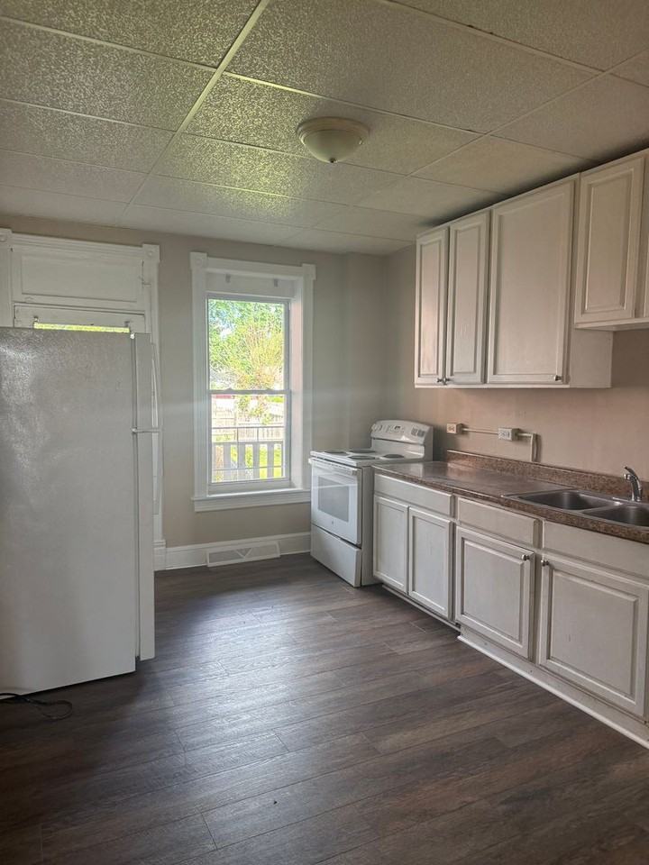 217 Winter St - Photo 7 of 18