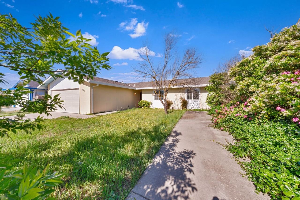 7929 Detroit Blvd - Photo 4 of 30