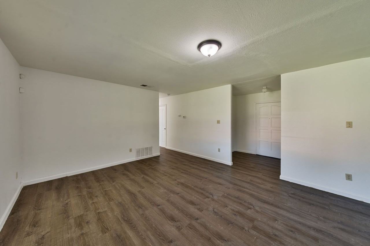 7929 Detroit Blvd - Photo 7 of 30