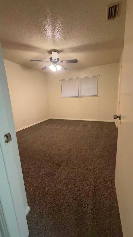6216 Locust St - Photo 4 of 8