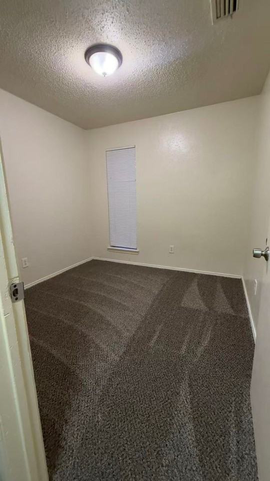 6216 Locust St - Photo 5 of 8