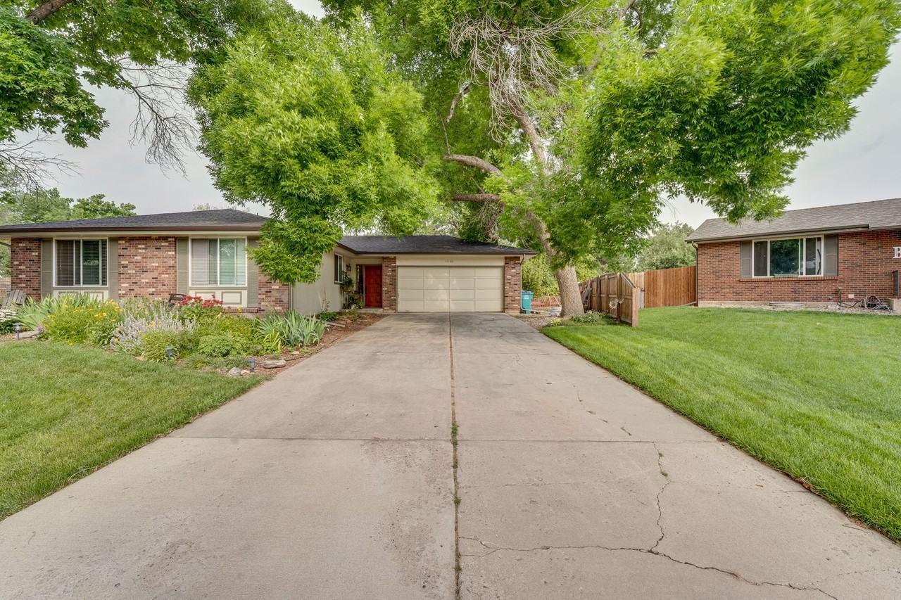 1030 Wagonwheel Dr - Photo 2 of 33