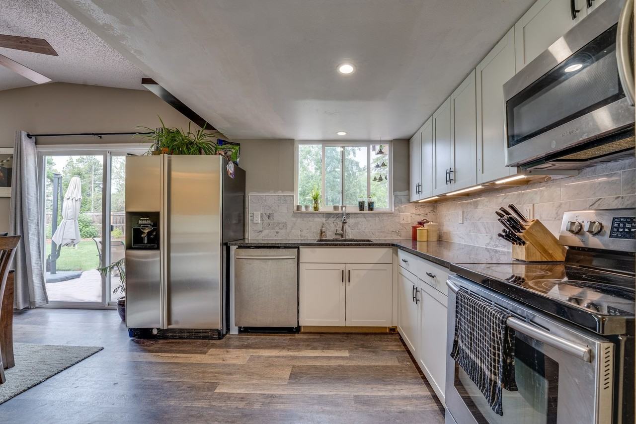 1030 Wagonwheel Dr - Photo 4 of 33
