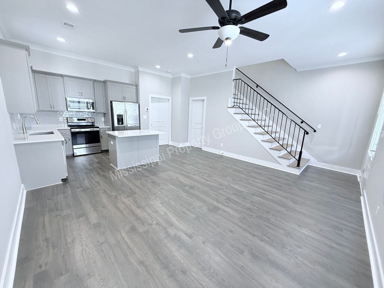 1402 Pleasant Dr - Photo 3 of 23