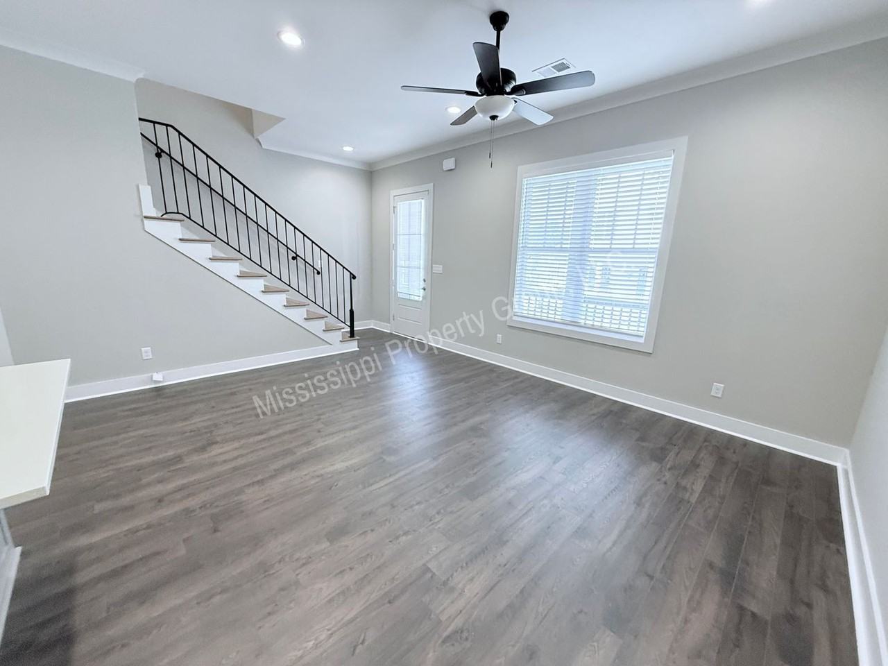 1402 Pleasant Dr - Photo 4 of 23