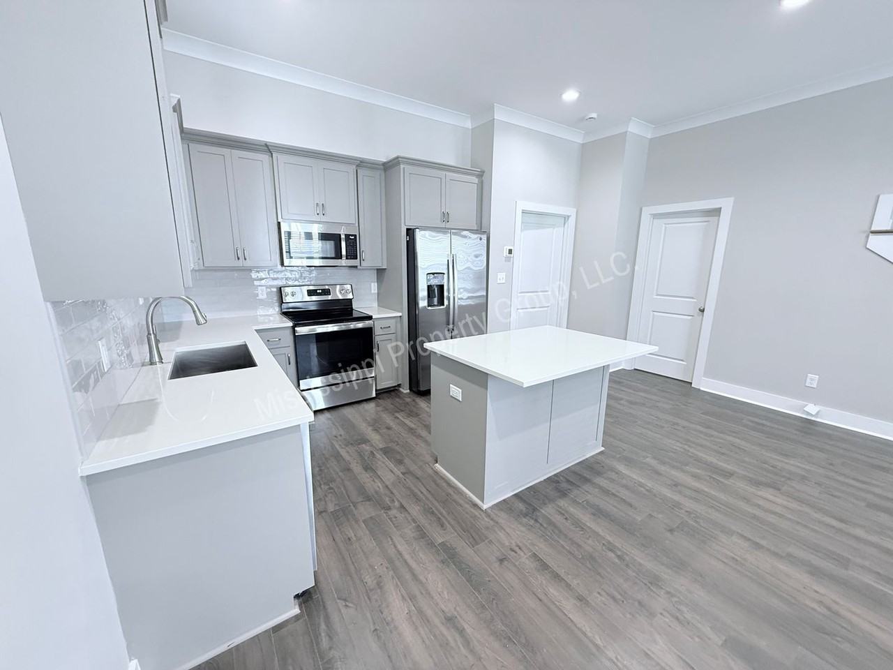 1402 Pleasant Dr - Photo 5 of 23