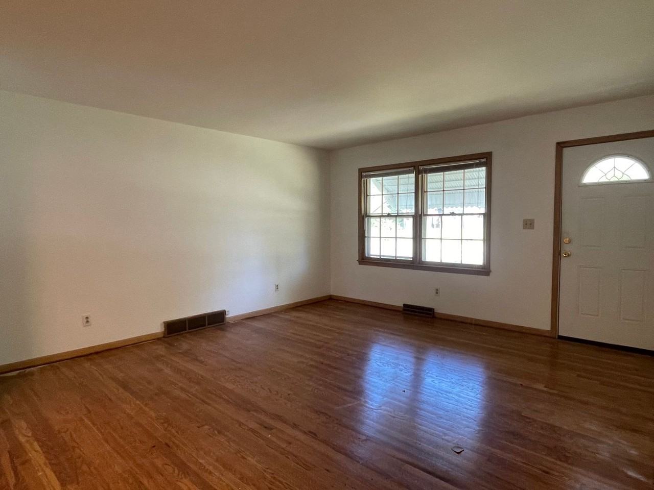 731 W 85th St - Photo 3 of 17