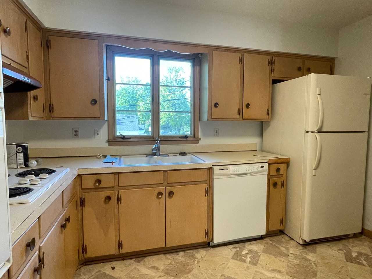 731 W 85th St - Photo 4 of 17