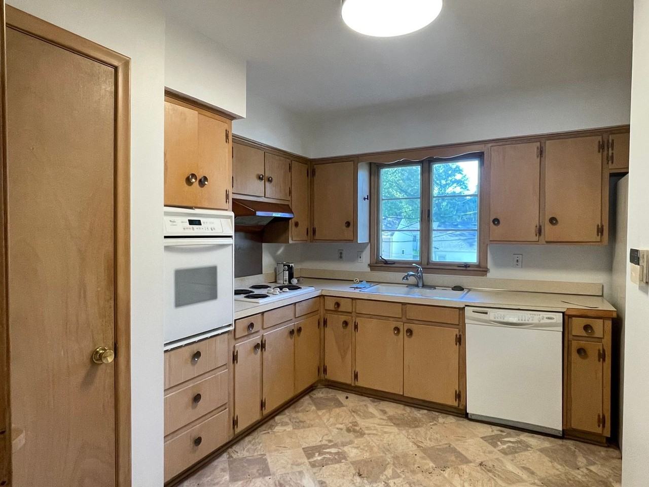 731 W 85th St - Photo 6 of 17