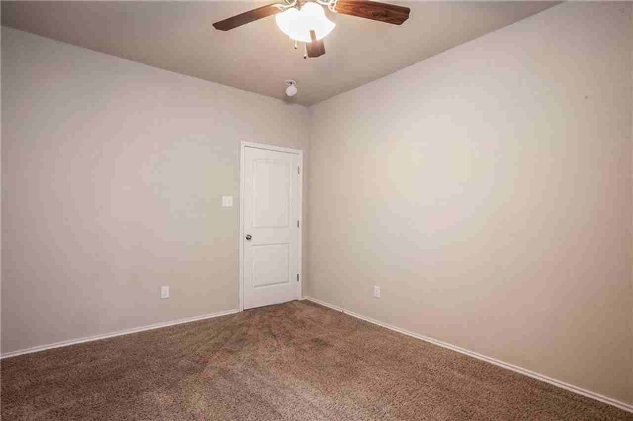323 French Ave - Photo 4 of 16