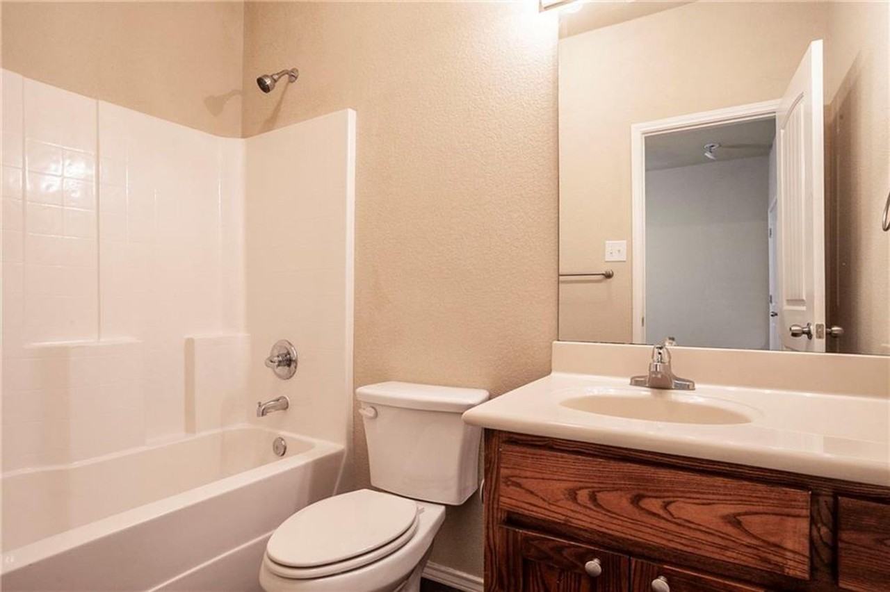 323 French Ave - Photo 5 of 16
