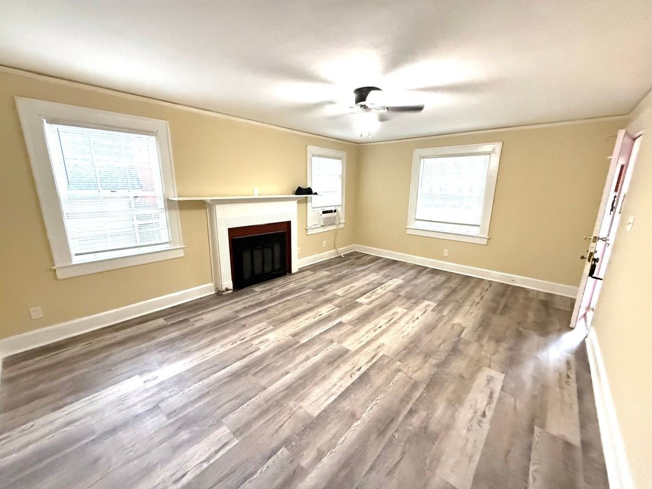 2122 Windsor Ave - Photo 3 of 8