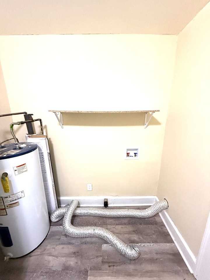 2122 Windsor Ave - Photo 5 of 8