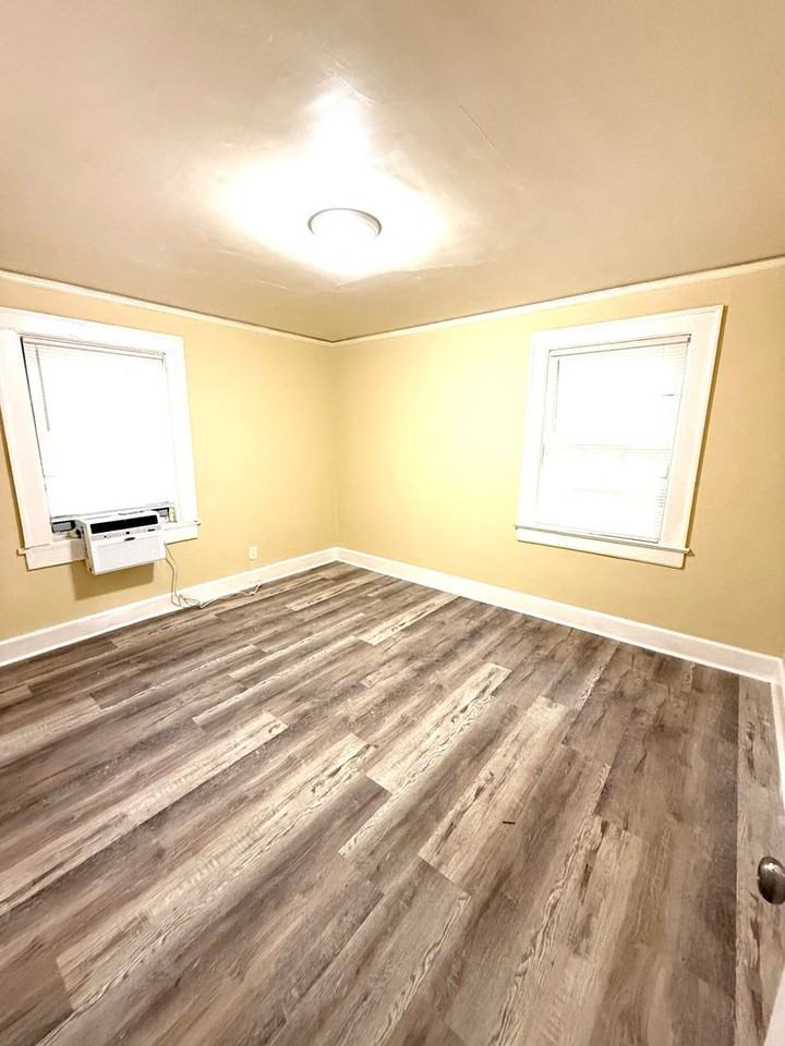 2122 Windsor Ave - Photo 6 of 8
