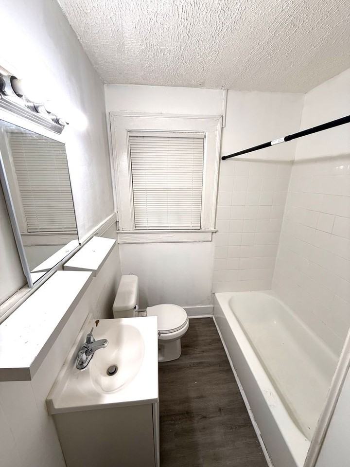 2122 Windsor Ave - Photo 7 of 8