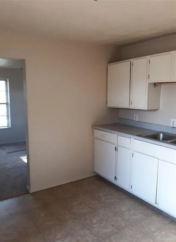 1814 Sw F Ave - Photo 3 of 4