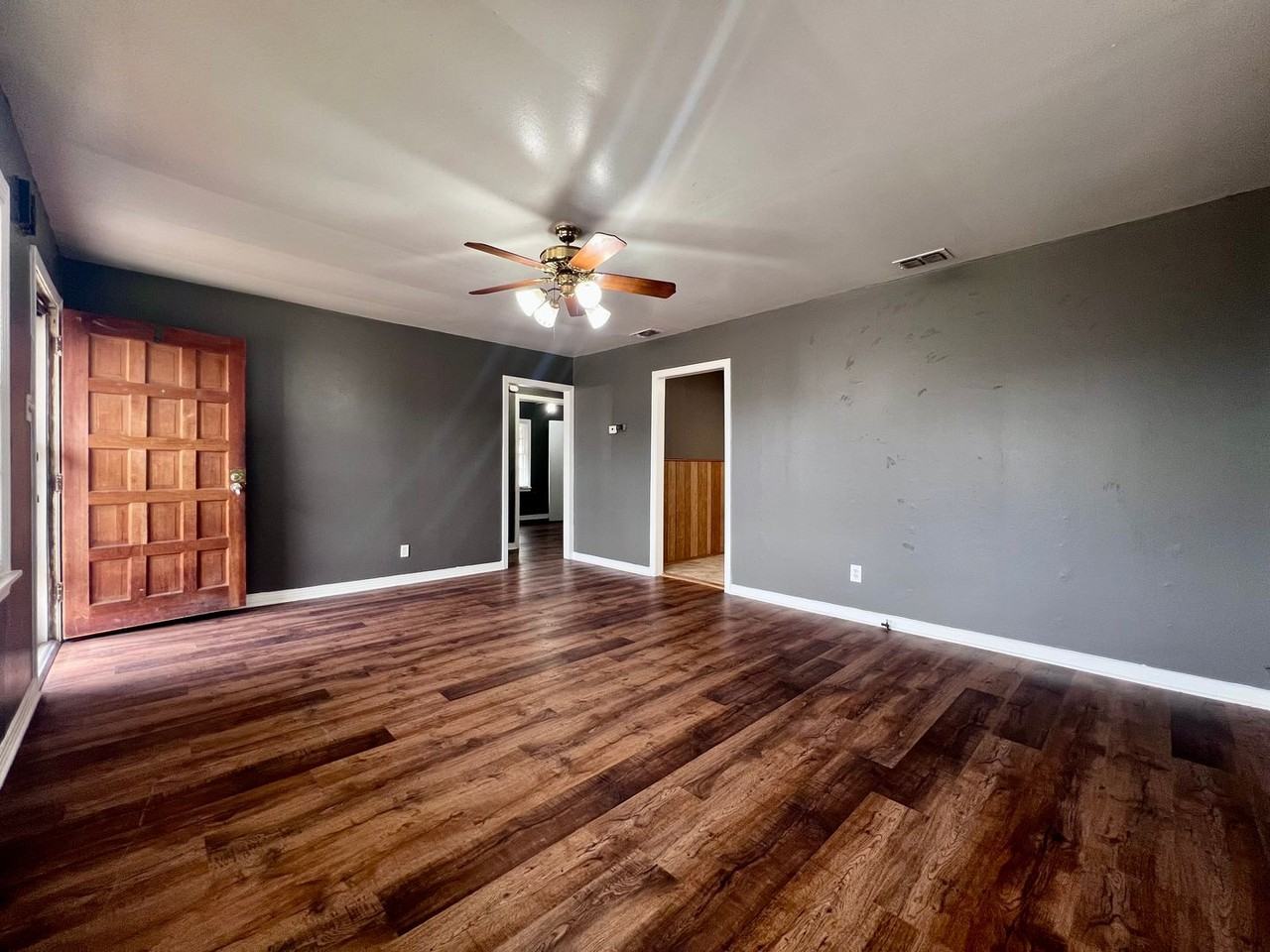 835 S 11th St - Photo 3 of 11