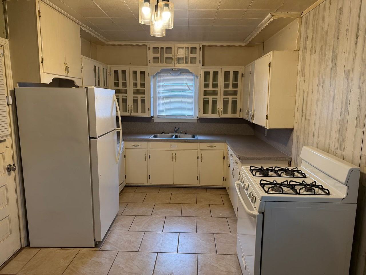 2408 35th St - Photo 3 of 7