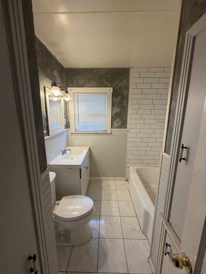 2408 35th St - Photo 6 of 7