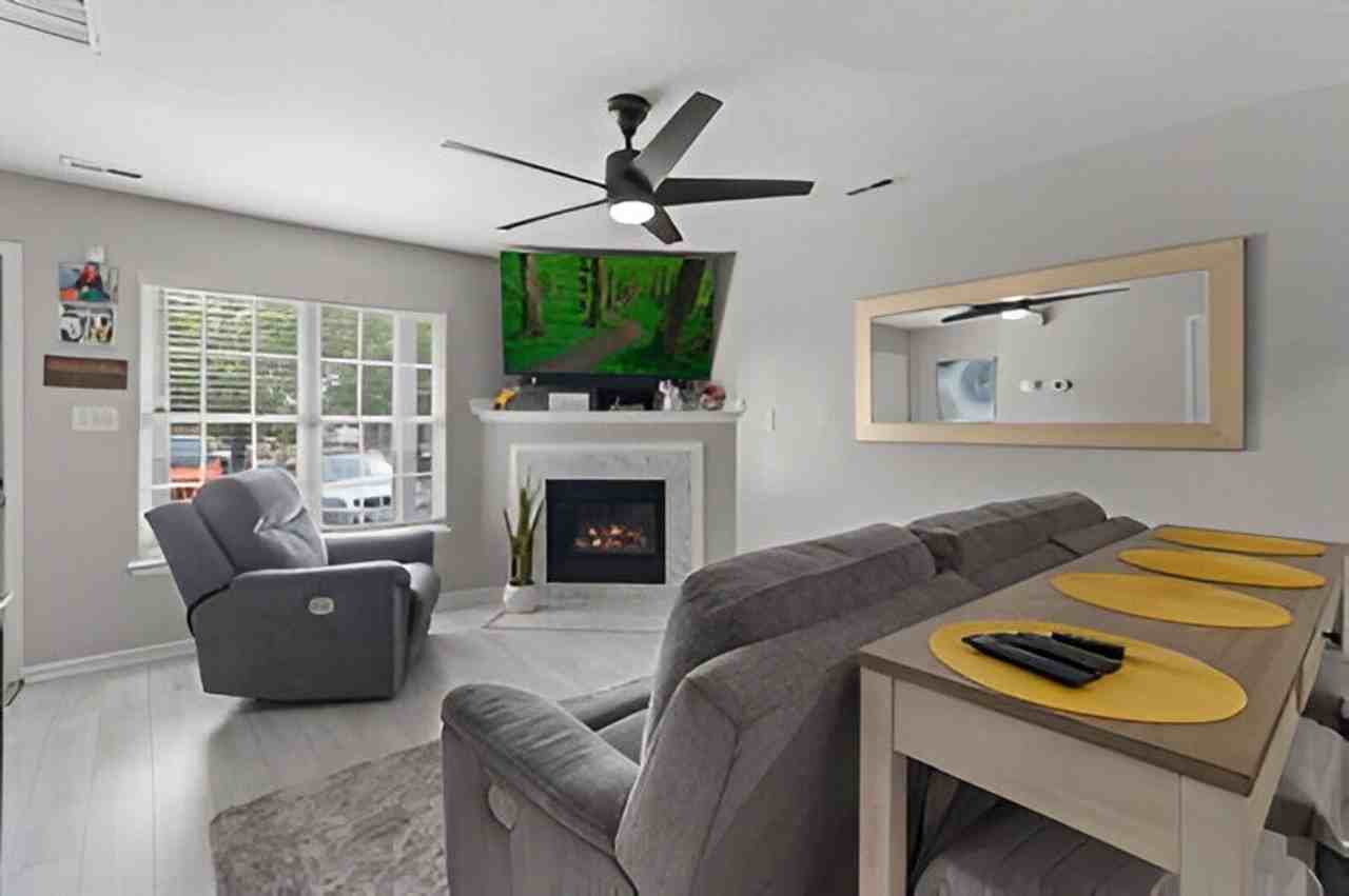 305 Meadowbrook Ln - Photo 3 of 9