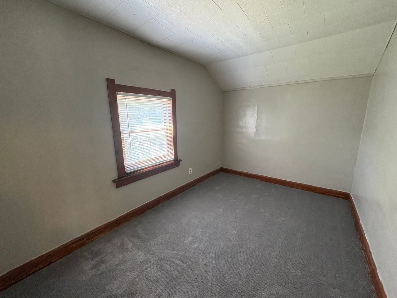 1489 Berdan Ave - Photo 7 of 18