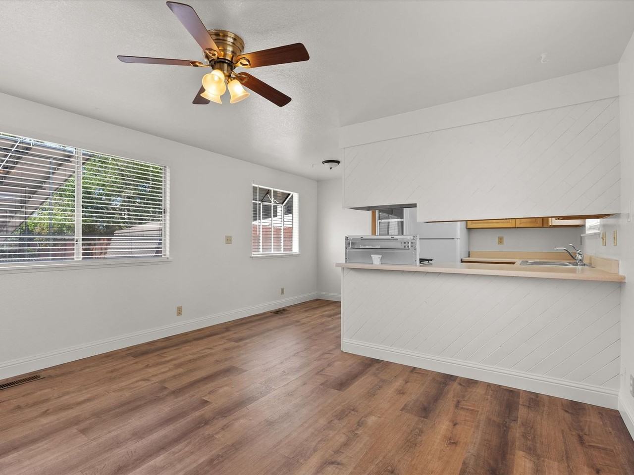 319 Maine St - Photo 6 of 19