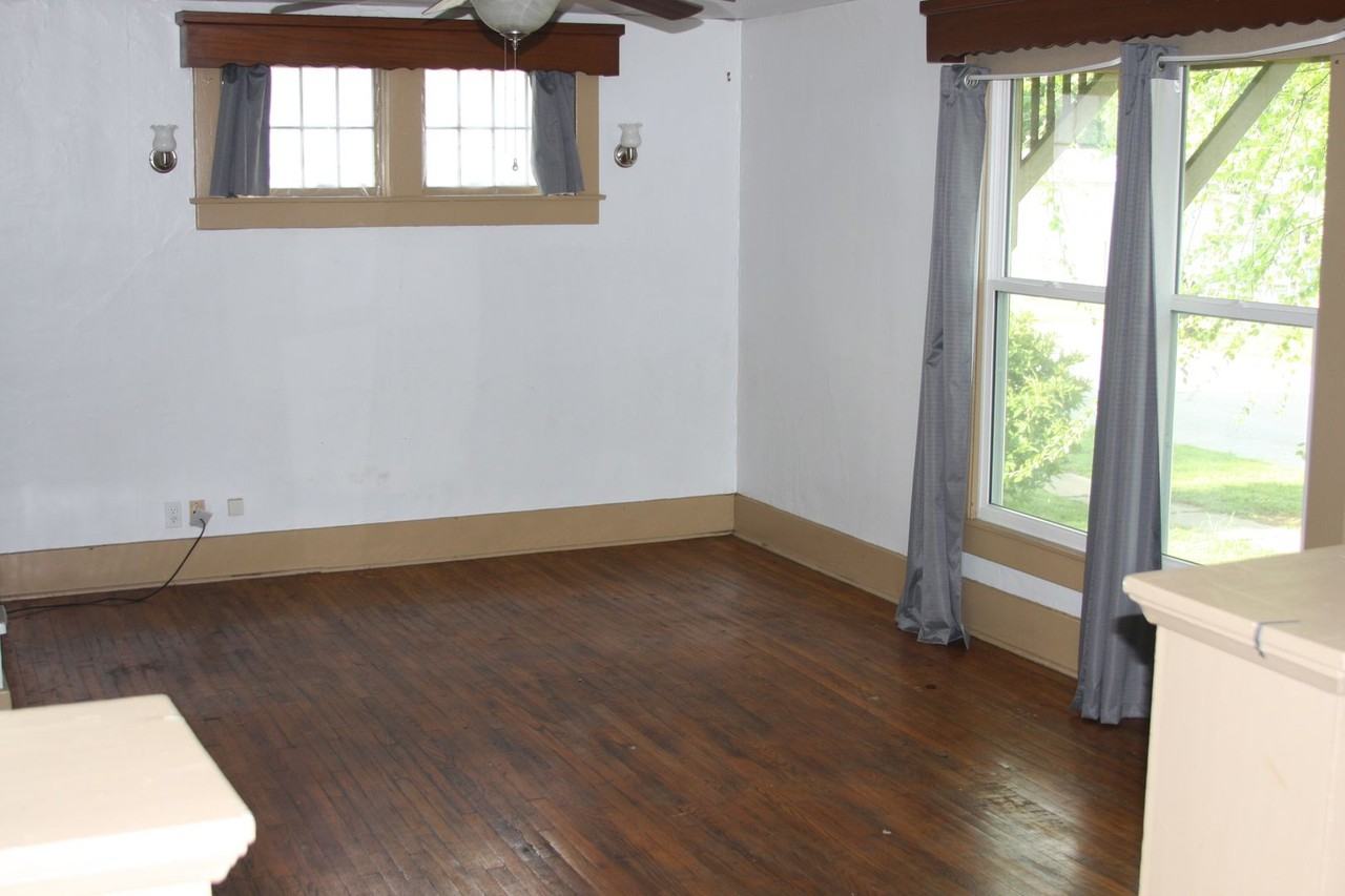720 N Main St - Photo 2 of 6