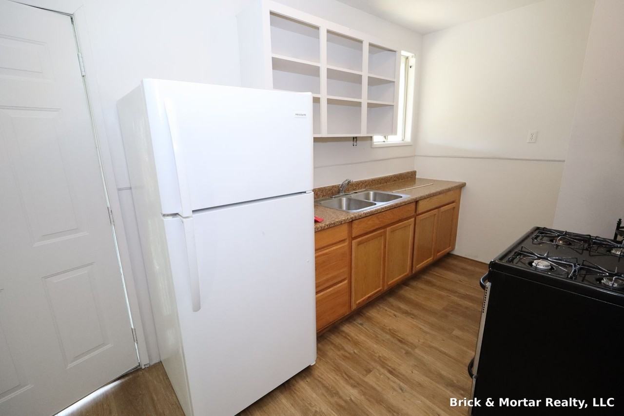00840 - 210 NE 5th Ave - Photo 2 of 13