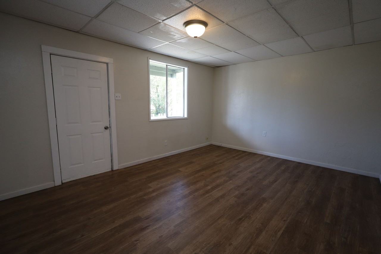 00840 - 210 NE 5th Ave - Photo 7 of 13