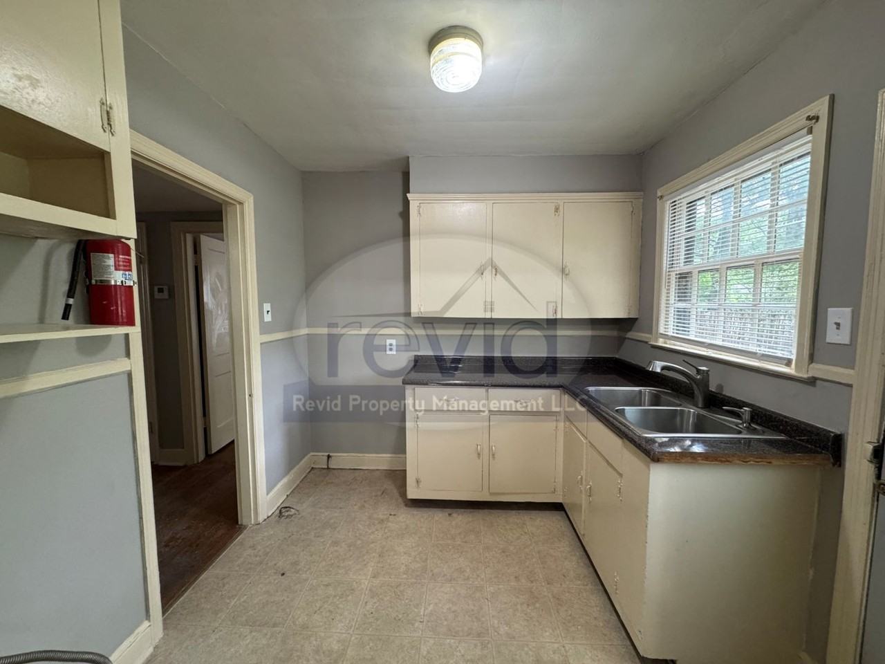 705 S Graham St - Photo 5 of 25