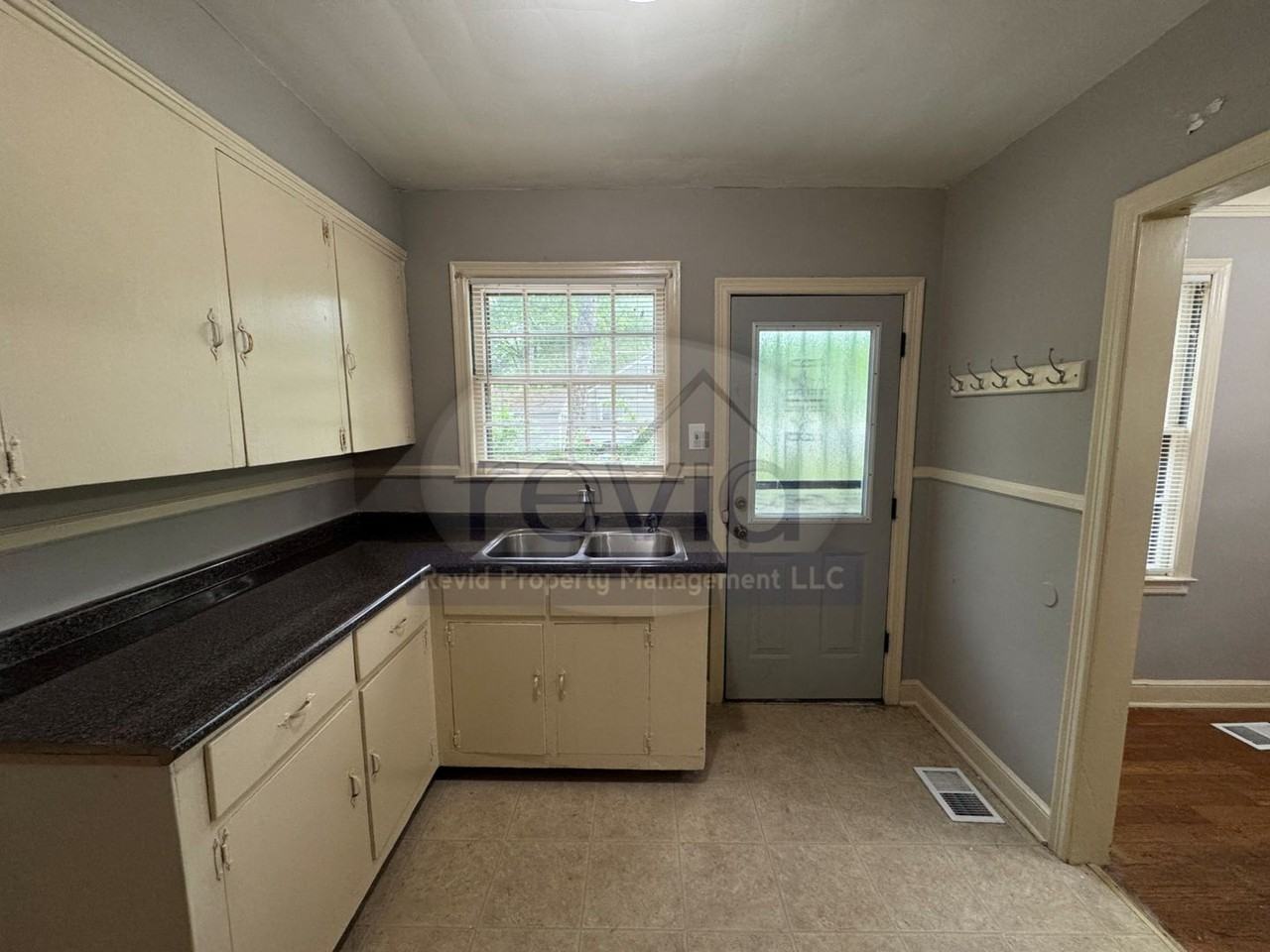 705 S Graham St - Photo 6 of 25