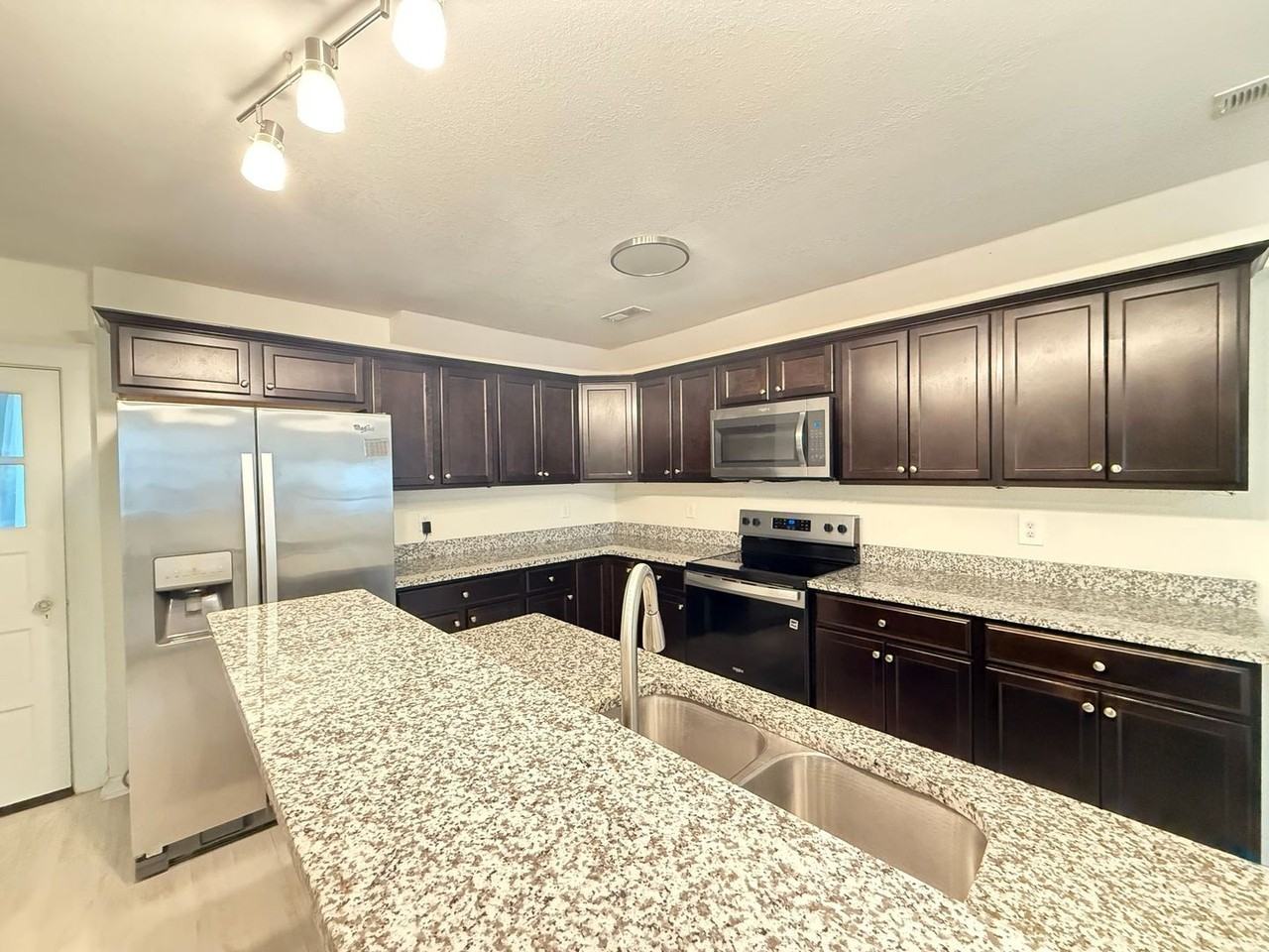 2605 Bapaume Ave - Photo 3 of 12