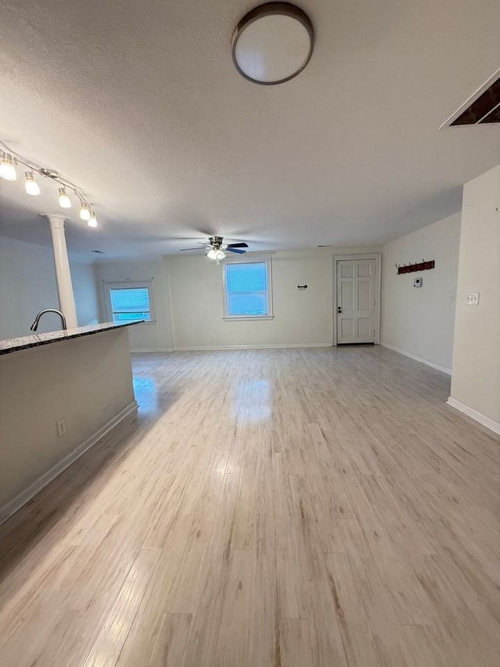 2605 Bapaume Ave - Photo 4 of 12