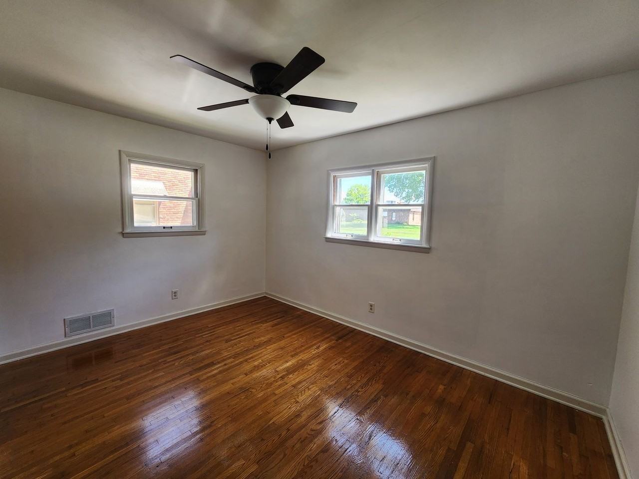 433 S 25th St - Photo 3 of 12