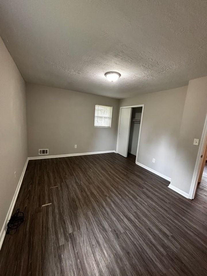2204 Sandra Ct - Photo 2 of 13