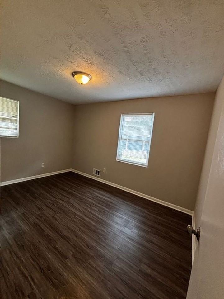 2204 Sandra Ct - Photo 4 of 13