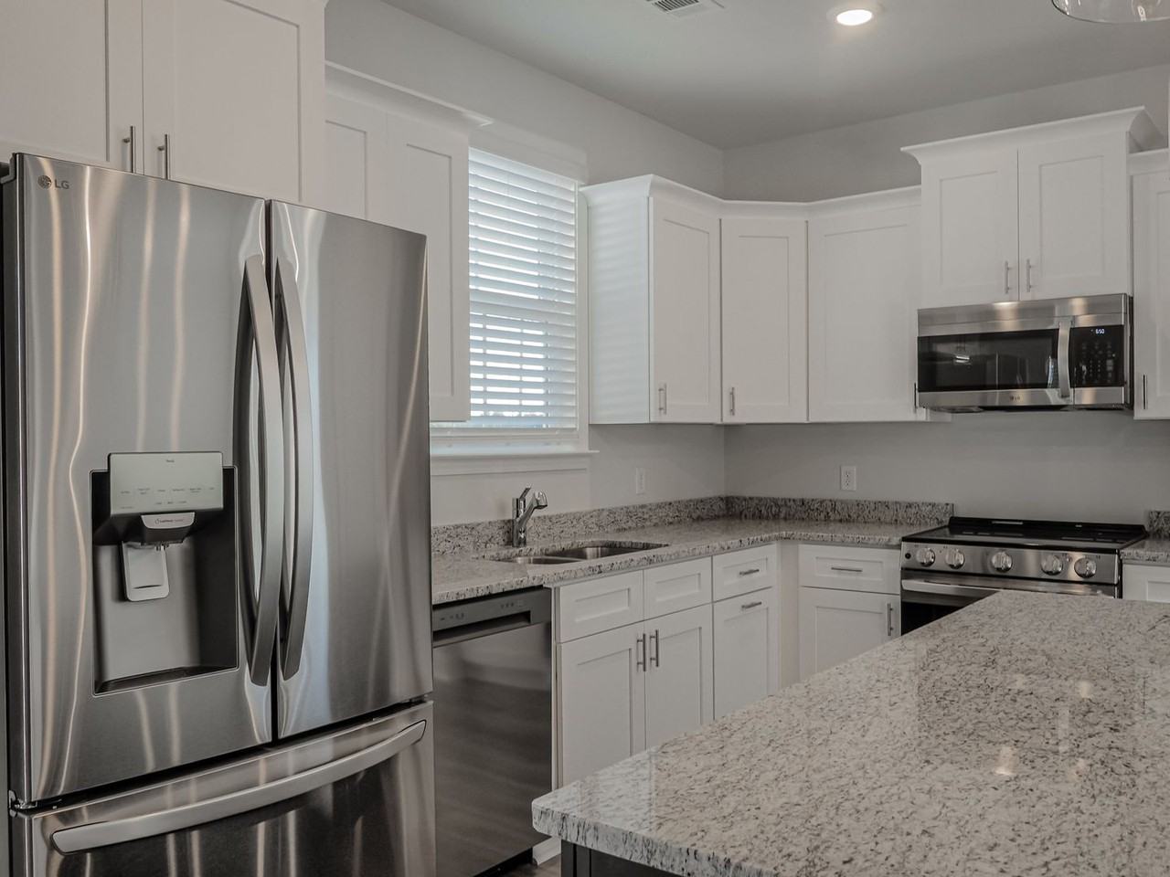 206 Aunt Bee Blvd - Photo 2 of 25
