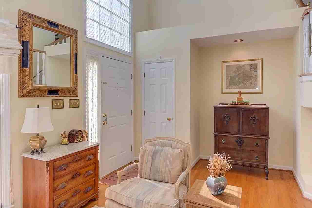 205 Windhover Dr - Photo 4 of 36