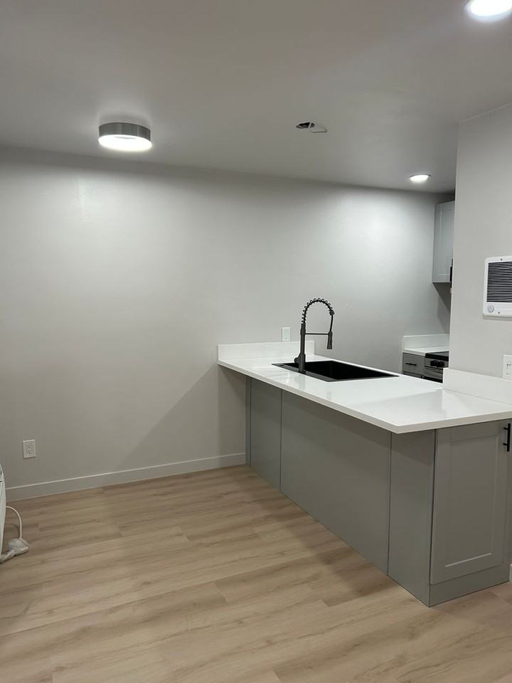 1280 Robinson Ave - Photo 7 of 10