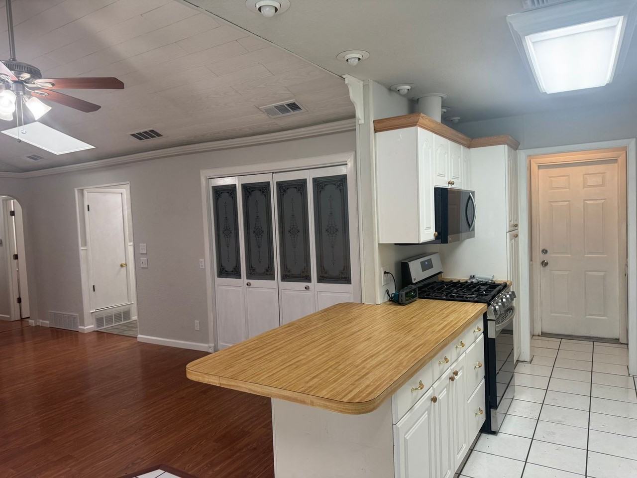 305 Wilson St - Photo 4 of 20