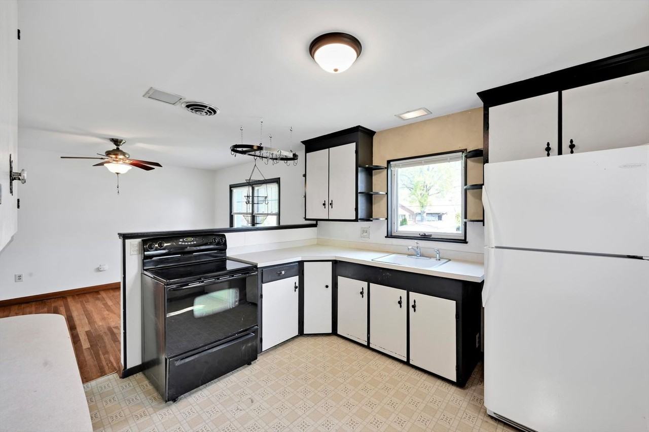 27 Roselle Ave - Photo 2 of 32