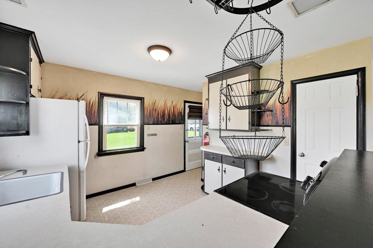 27 Roselle Ave - Photo 3 of 32