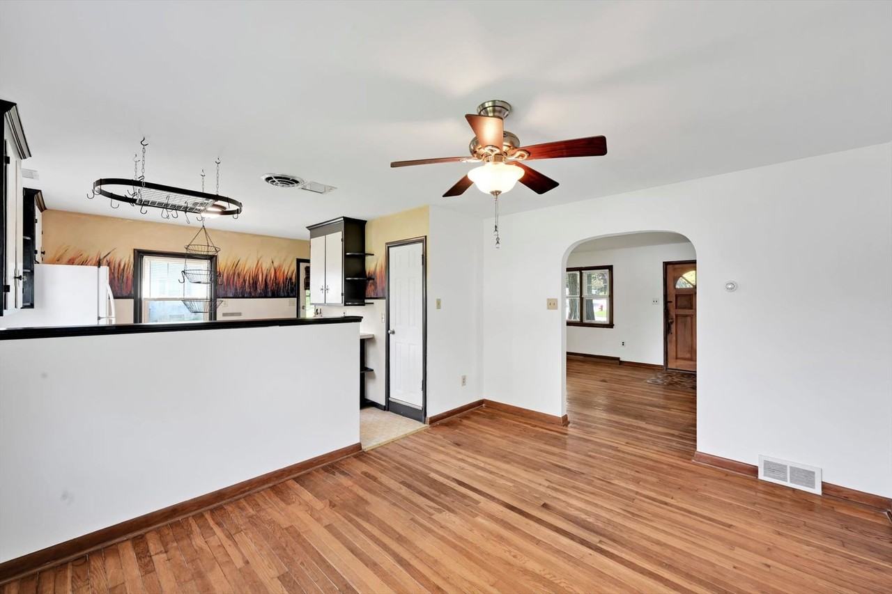 27 Roselle Ave - Photo 4 of 32