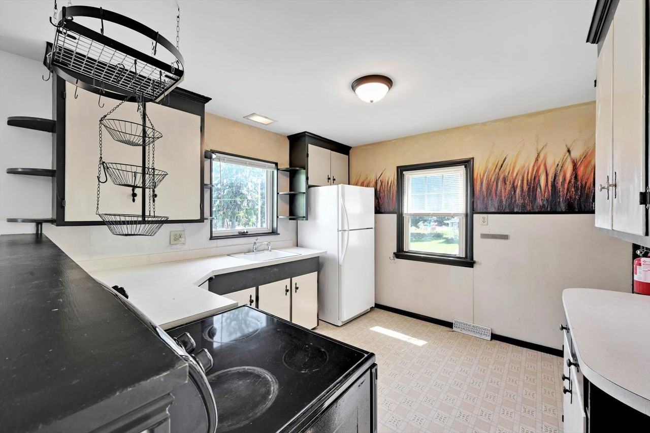 27 Roselle Ave - Photo 6 of 32
