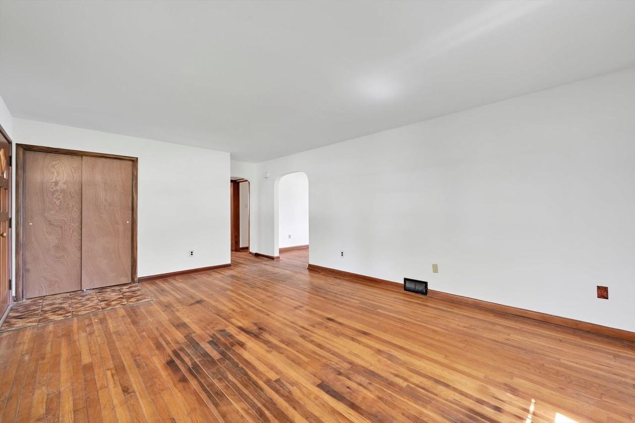 27 Roselle Ave - Photo 7 of 32